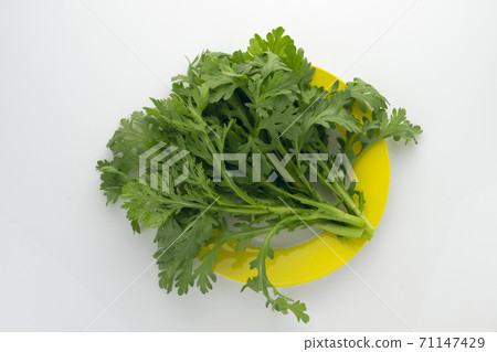 Crowndaisy and yellow plate Crowndaisy and yellow plate 71147429