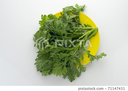 Crowndaisy and yellow plate Crowndaisy and yellow plate 71147431