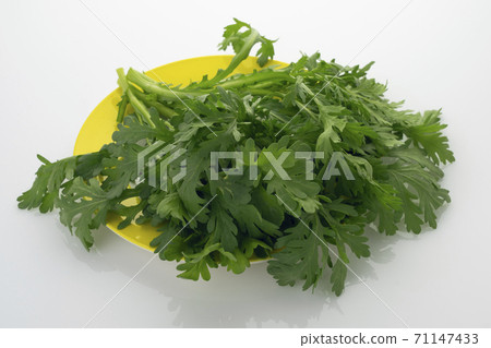 Crowndaisy and yellow plate Crowndaisy and yellow plate 71147433
