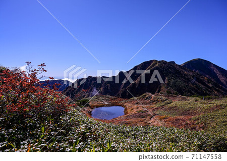 Autumn leaves of Hakusan 71147558