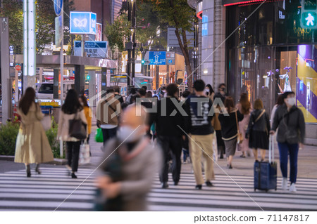 日本電暈襲擊的東京，銀座的東京都市風景。口罩仍在使用（包括老人）= 2020年11月1日 71147817