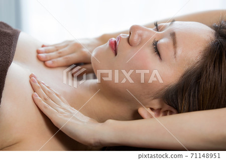 Este décolletage. Este décolletage. 71148951