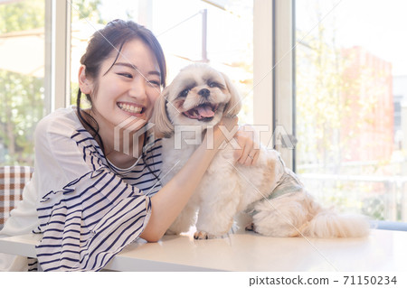 A woman who plays with a dog 71150234
