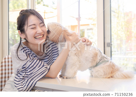 一個和狗一起玩的女人 71150236