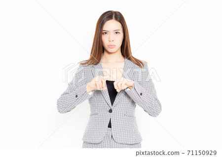 Business woman making an NG gesture 71150929