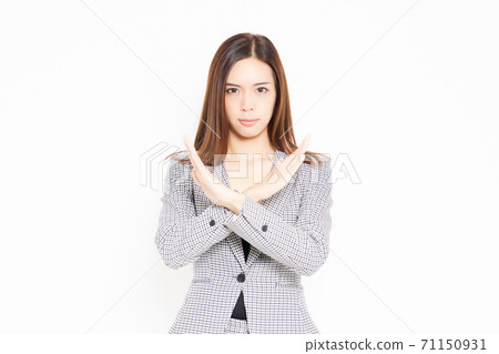 Business woman making an NG gesture 71150931