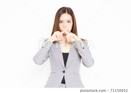 做 NG 手勢的女商人 71150932