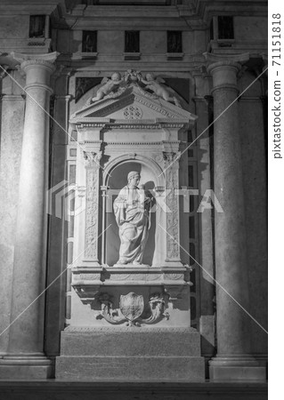 Marble statue on a stone frame Marble statue on a stone frame 71151818