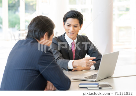 顧問年輕人和中年男人 顧問年輕人和中年男人 71151832