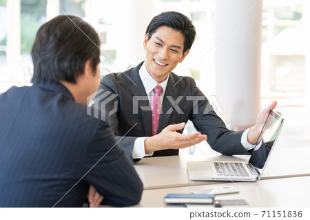 顧問年輕人和中年男人 71151836