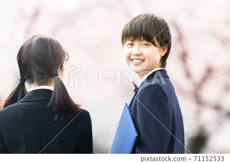 初中生和成排的櫻花樹 71152533