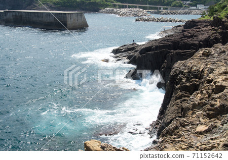 View of the coast of the Sea of Japan as seen from a tourist spot View of the coast of the Sea of Japan as seen from a tourist spot 71152642