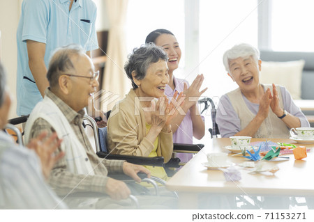 Senior women and senior men living in nursing homes Senior women and senior men living in nursing homes 71153271