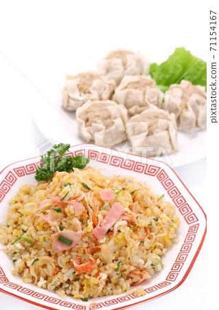 蟹卡瑪Charhan Shumai白色背景 蟹卡瑪Charhan Shumai白色背景 71154167