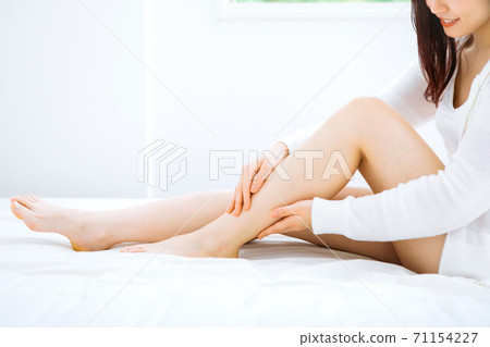 Leg skin care massage 71154227