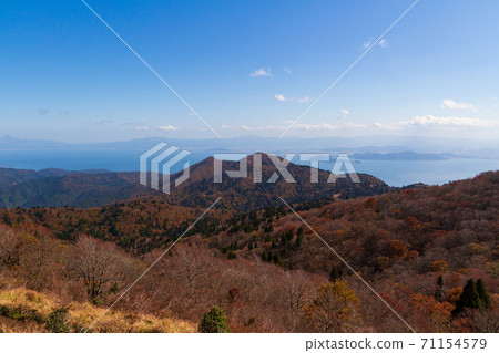 View toward Lake Biwa from the summit of Mt. Bunagatake in autumn View toward Lake Biwa from the summit of Mt. Bunagatake in autumn 71154579