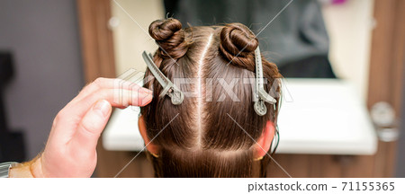 Hair clips on hair of young woman 71155365