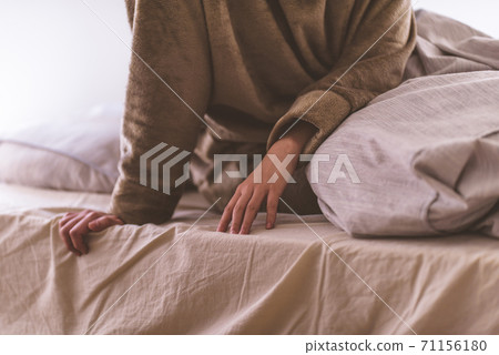 在臥室裡的女人 71156180