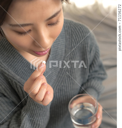 Women in their twenties 71156272