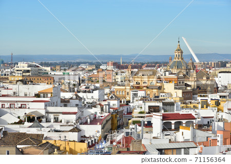 從吉拉達塔,西班牙塞維利亞大教堂的視圖 從吉拉達塔,西班牙塞維利亞大教堂的視圖 71156364