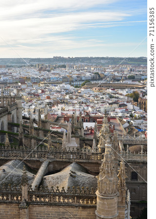 從吉拉達塔,西班牙塞維利亞大教堂的視圖 從吉拉達塔,西班牙塞維利亞大教堂的視圖 71156385