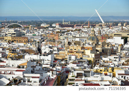 從吉拉達塔,西班牙塞維利亞大教堂的視圖 從吉拉達塔,西班牙塞維利亞大教堂的視圖 71156395