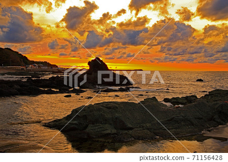 Senjojiki Coast at sunset [Fukaura Town] 71156428