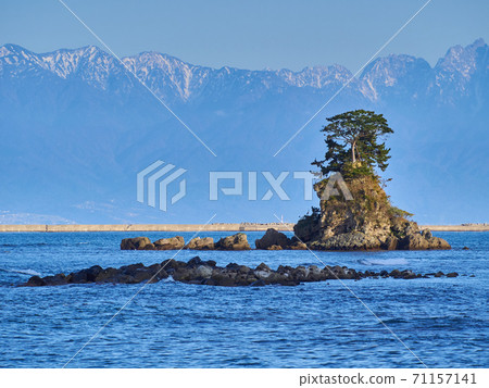 Takaoka City, Toyama Prefecture, overlooking Onnaiwa and the Tateyama Mountain Range from the sunny Amaharashi Coast in autumn Takaoka City, Toyama Prefecture, overlooking Onnaiwa and the Tateyama Mountain Range from the sunny Amaharashi Coast in autumn 71157141