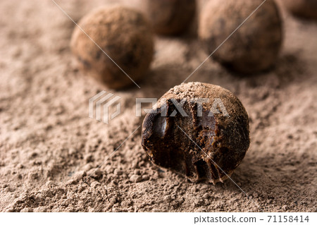 Delicious chocolate truffles with cocoa dusted Delicious chocolate truffles with cocoa dusted 71158414