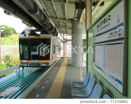 Vehicles arriving at Mejiroyamashita Station platform on the Shonan Monorail Vehicles arriving at Mejiroyamashita Station platform on the Shonan Monorail 71158862