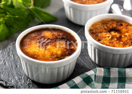 Homemade creme brulee 71158931