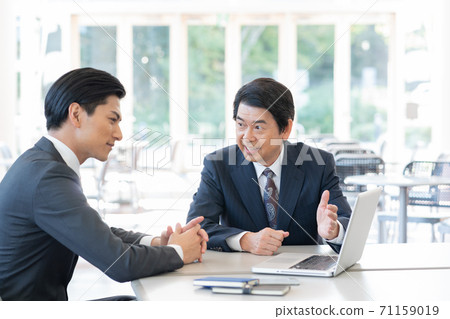 Middle-aged men who sell and young men who listen to it Middle-aged men who sell and young men who listen to it 71159019