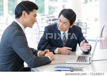 銷售的中年男人和聽它的年輕人 銷售的中年男人和聽它的年輕人 71159217