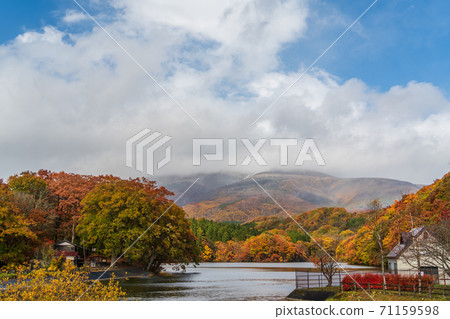 Choro Lake and Mt. Fubo in late autumn, Shichikashuku Town, Miyagi Prefecture 71159598
