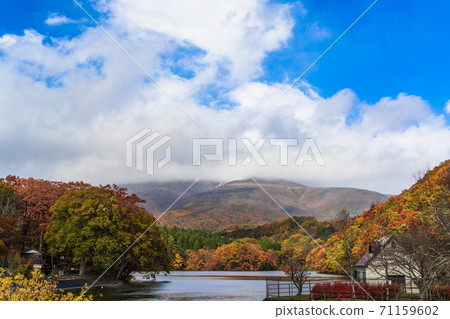 宮城縣七十勝町的深湖和深山峰 宮城縣七十勝町的深湖和深山峰 71159602