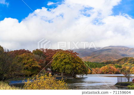 宮城縣七十勝町的深湖和深山峰 宮城縣七十勝町的深湖和深山峰 71159604