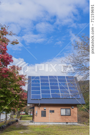 [Image of solar power generation] Eco-house. A house with solar panels installed on the roof. 71159691