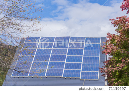 [太陽能發電圖像]生態住宅。屋頂安裝有太陽能電池板的房子。 71159697