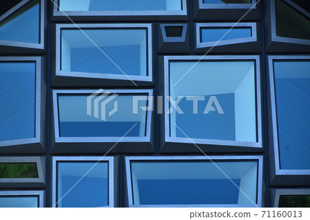 帶有玻璃封閉幾何圖案的大型建築 帶有玻璃封閉幾何圖案的大型建築 71160013