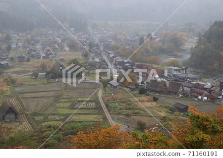 秋天的白川鄉全景 71160191