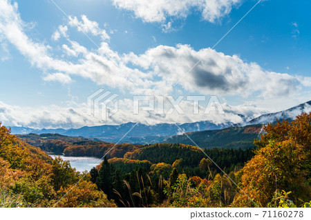 Scenery of Choro Lake after the rain Autumn leaves Shichikashuku Town, Miyagi Prefecture 71160278