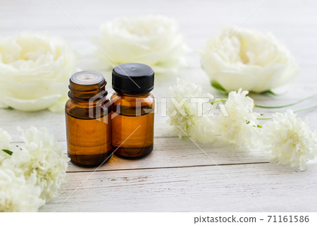 Aroma oil and white flowers 71161586