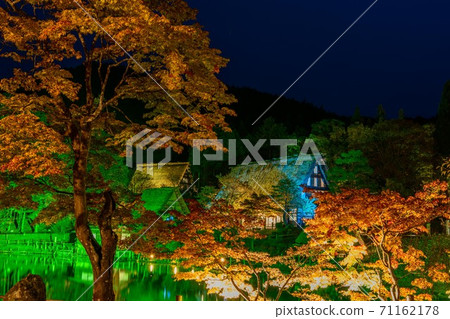 岐阜縣高山市飛ida佐藤，秋天的落葉照亮 71162178