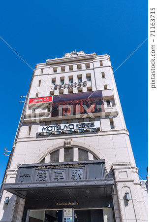 日本的東京城市景觀,俯瞰著藍藍的天空照亮的淺草站 日本的東京城市景觀,俯瞰著藍藍的天空照亮的淺草站 71163715