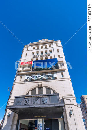 日本的東京城市景觀，俯瞰著藍藍的天空照亮的淺草站 71163719