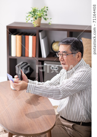 Senior male smartphone card Senior male smartphone card 71164408