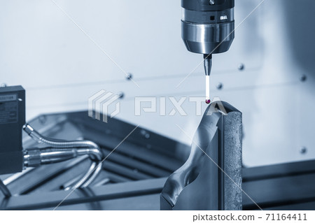 The  CMM machine checking the hi-precision core insert parts . 71164411