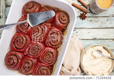 Homemade cinnamon rolls 71164426