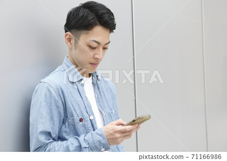 年輕人的生活方式認真檢查手機 71166986