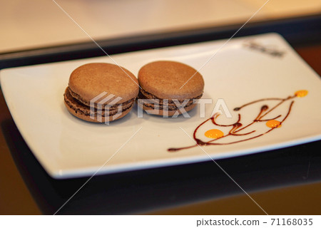 chocolate macarons 71168035